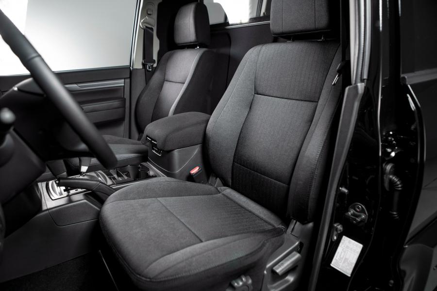 Интерьер Mitsubishi Pajero Van 2017 года  (фото 8 из 12)